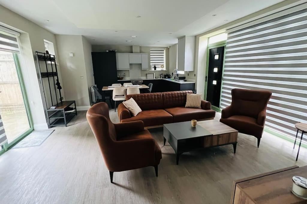 A House Designed For You… Edmonton Luaran gambar