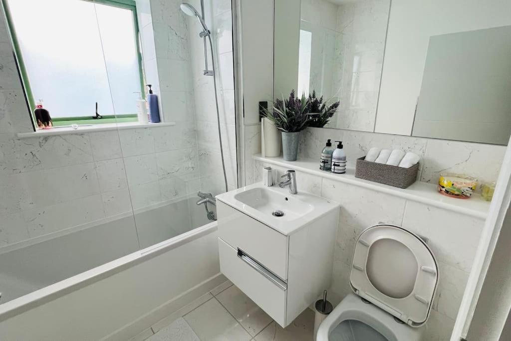 A House Designed For You… Edmonton Luaran gambar